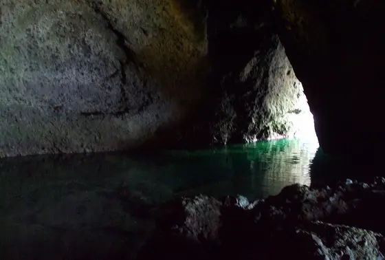 青く光る水面