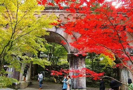 水路閣も