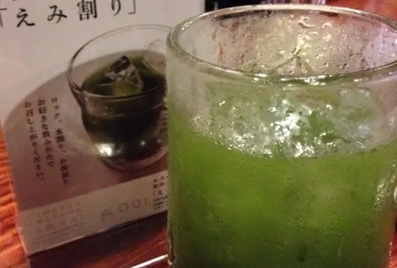 焼酎を青汁で割った「えみ割り」…美味いか不味いかは、あなた次第！