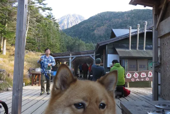 テラスから八ヶ岳主峰赤岳を♪