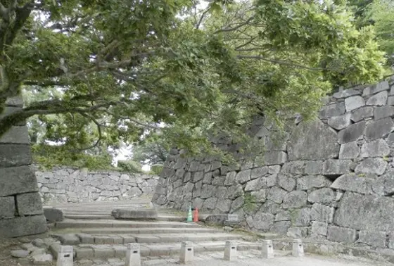 二の丸門から石段を登って東二の丸跡へ