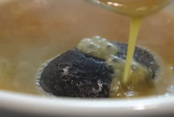 昼と夜でスープのベースが変わります