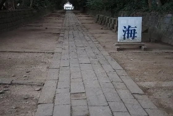 参道の途中には「海」の看板が！