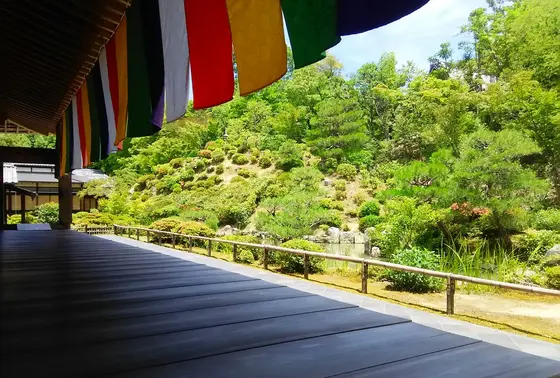 講堂をぐるりと回りながら庭園をめざします