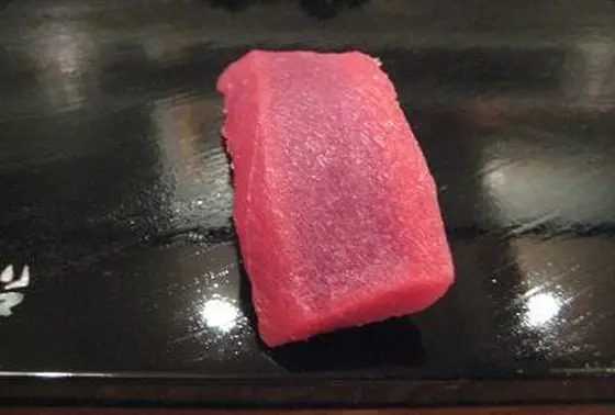 静岡ではトロではなく赤身をどうぞ。