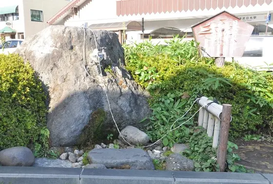 東武日光駅前の水