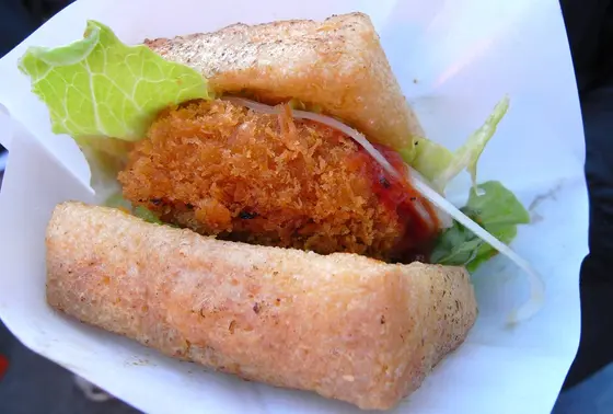 名物！おきつねバーガー