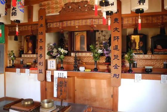 小さな堂の中は