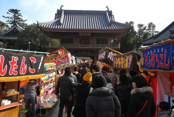 境内は店でいっぱい