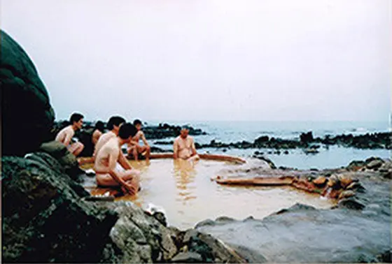 海に突き出た露天温泉