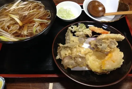 門前蕎麦かと思いきや普通の町場の食堂だった「布袋庵」