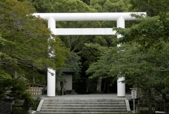 海に近い神社ならではの真っ白な鳥居
