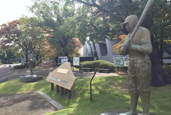 ルースから見た銅像