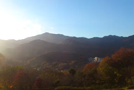 「神奈川の屋根」丹沢山脈の麓
