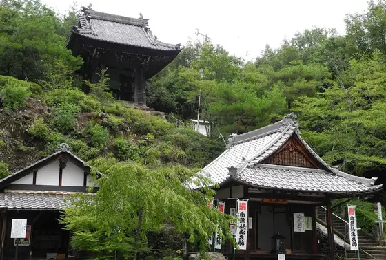 善光寺は山の中腹にある