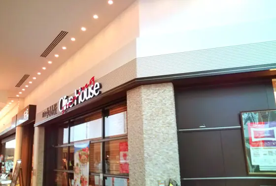 数多あるグルメスポットから敢えて選ぶとしたら…新宿中村屋のインドカリーを是非！