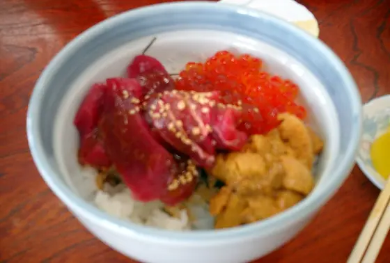 名物三色丼