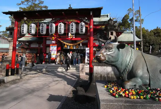 参道横にはお馴染みのウシ