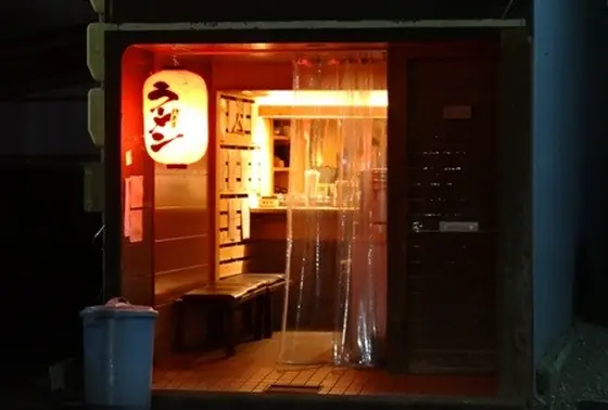 栄町の繁華街にある。