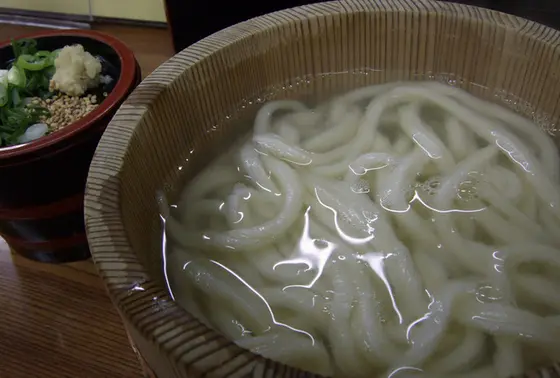 まずはたらいうどん！