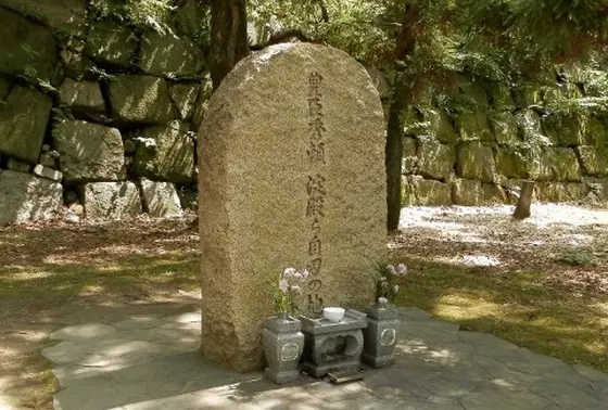 城郭の片隅にヒッソリと佇む石碑「秀頼・淀殿ら自刃の地」