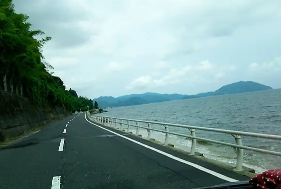 快適な海沿いの道を進みます