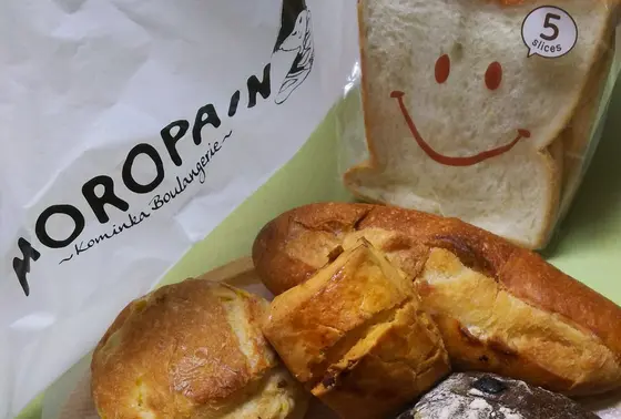 パンの周りをぐるぐるして