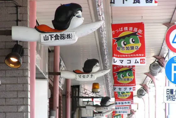商店街に浮かぶスーパーマン