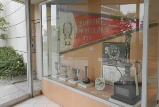 整然と陳列されたペナントやトロフィー
