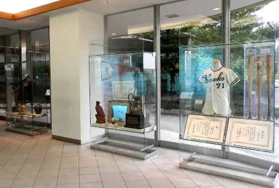 ガラスウォールの前に並べられた３台の展示ボックス