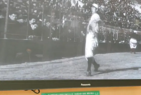 中央上部に設置された映像モニターでは過去の名選手や名場面が上映されています