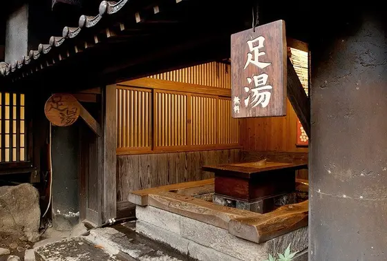 囲炉裏の横の足湯