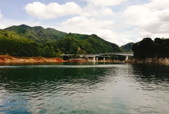宮ヶ瀬湖を縦断