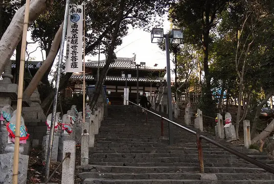 観音様は石段の上へ