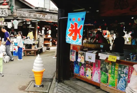 周辺には食事どころが豊富
