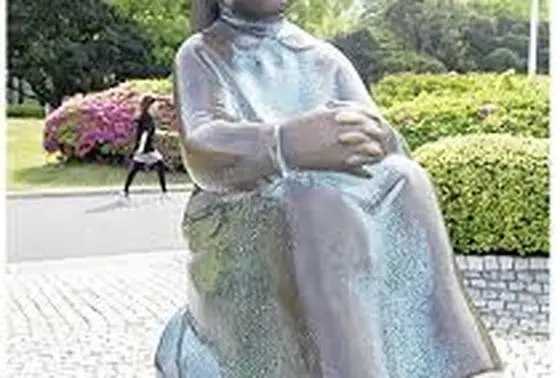 赤い靴はいてた女の子像