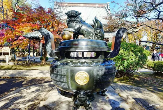 豪徳寺本堂前の香炉