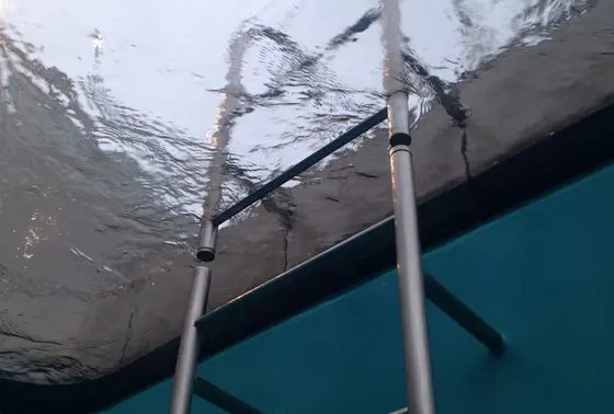 スイミング・プールは上から下から見てみて♪