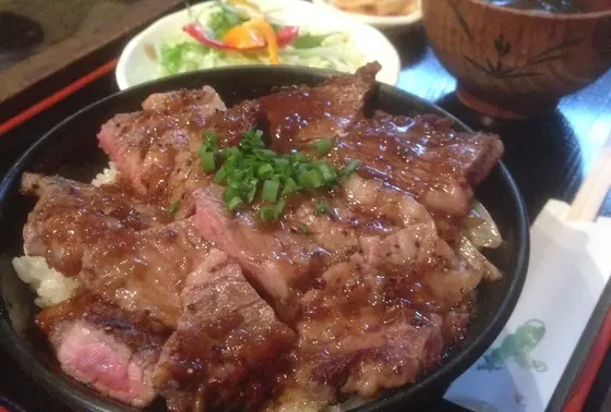 ボリューム満点の丼たち