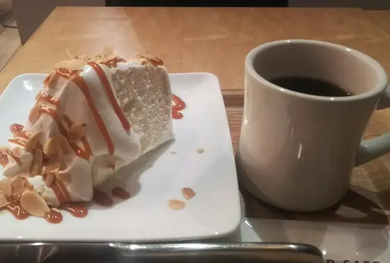 シフォンケーキとドリップコーヒー