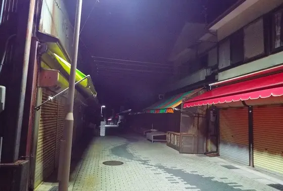 夜の土産物通り