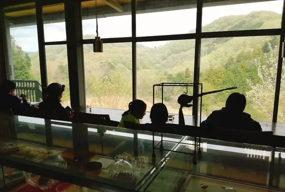 大きな窓から見える風景は空を飛んでいるかのよう