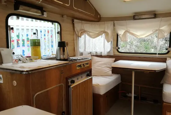 トレーラーハウス内はWi-Fi設備もあり快適