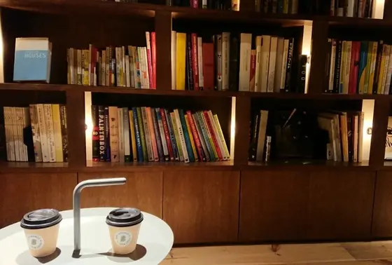 一階はインテリア、雑貨ショップとレストランも!