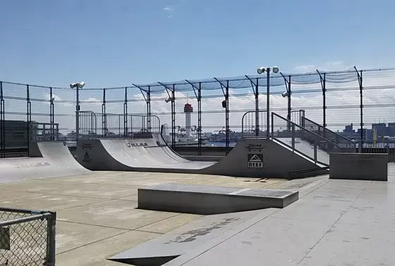 屋上にあがるとスケートボードを体験できるエリアも!