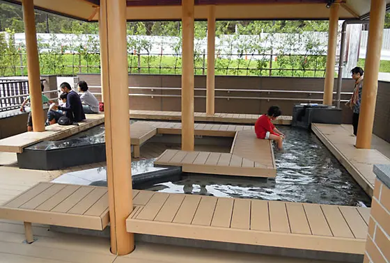 末端から疲れを癒す足湯スポット