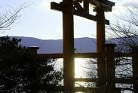 芦ノ湖のなかに立つ鳥居