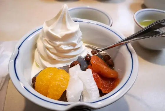 みつ豆にソフトクリームトッピング