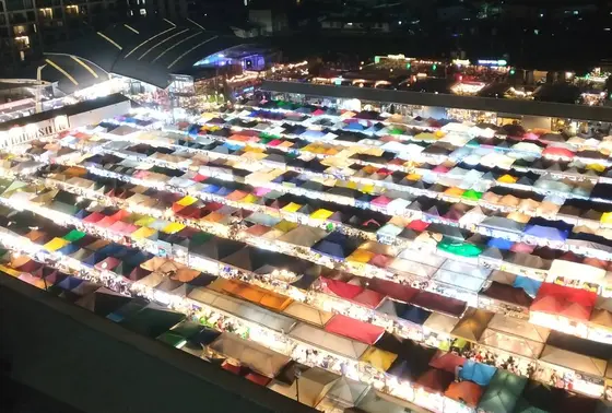 途中タイランド文化センター駅へ