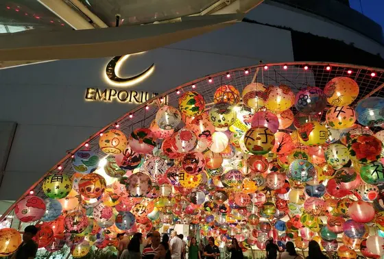 こちらはアソーク駅隣のプロンポン駅。